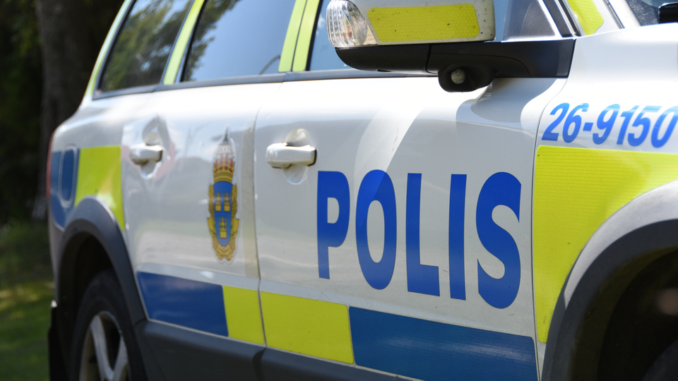 En polisbil som står parkerad.