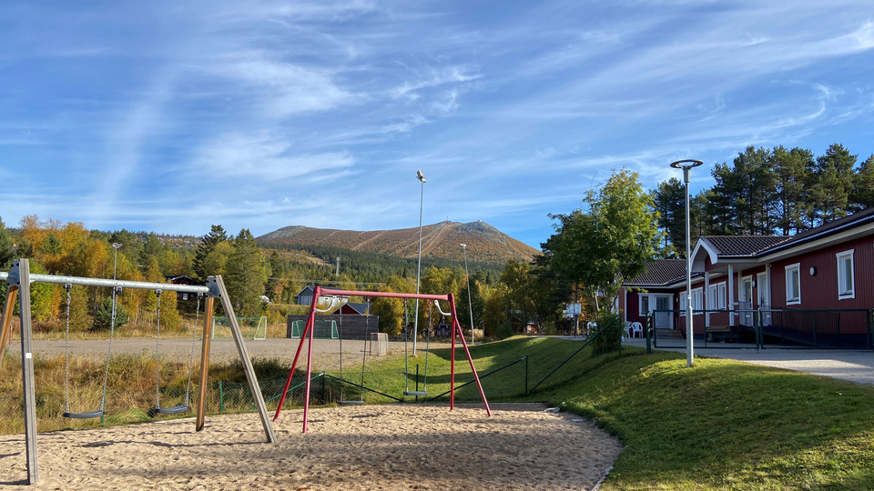 Skolan i Lofsdalen med lekplats.