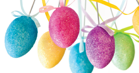Tecknade påskägg hängande uppifrån i tygband. Två ljusblå ägg, ett rosa, ett lila, ett gult ägg samt ett ljusgrönt ägg. 