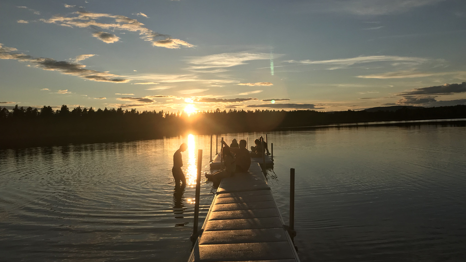 Sandtjärn kväll ungdomar på brygga