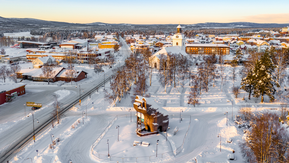 Drönarbild över ett snöigt samhälle.