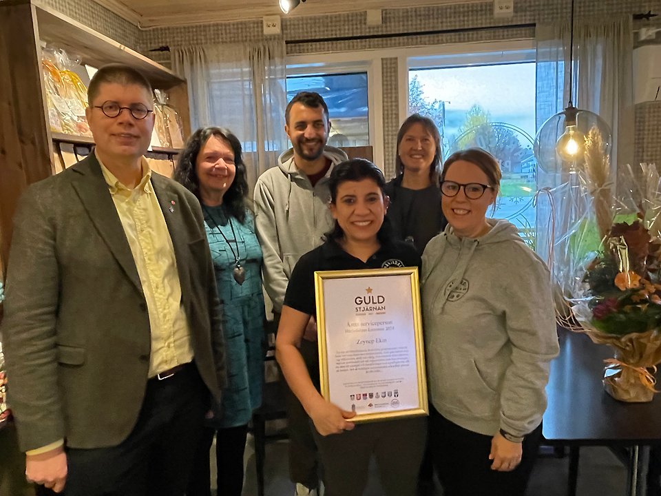 Zeynep Ekin på Härjedalspizza i Vemdalen tar emot pris som årets serviceperson, Guldstjärnan.